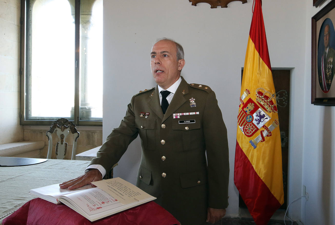 El nuevo director del archivo junto a su equipo. FOTO EL NORTE