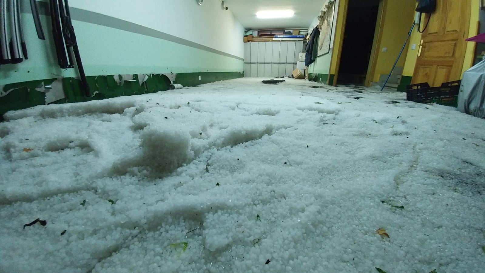 Garaje inundado de granizo en Viana de Cega.