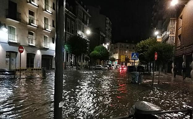 Galería. Una gran tromba de agua provoca inundaciones en Valladolid.