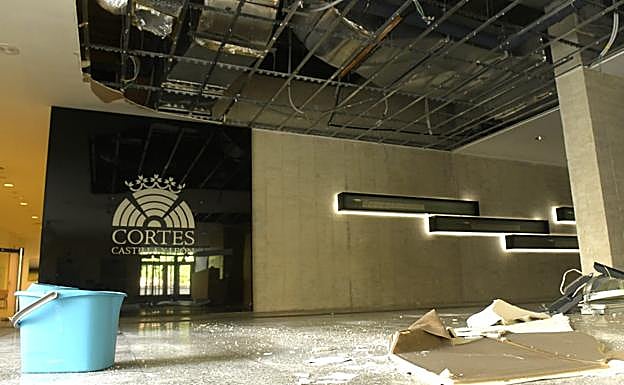 Imagen principal - Daños en el edificio de las Cortes, en una persiana de Las Villas y en una escuela infantil municipal de Parquesol.