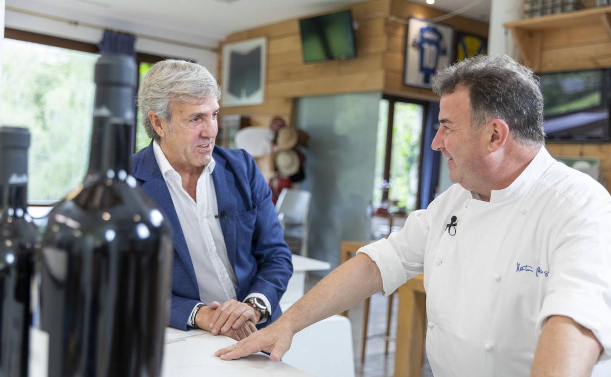 El bodeguero José Moro y el chef Martín Berasategui, durante su encuentro en Lasarte. 