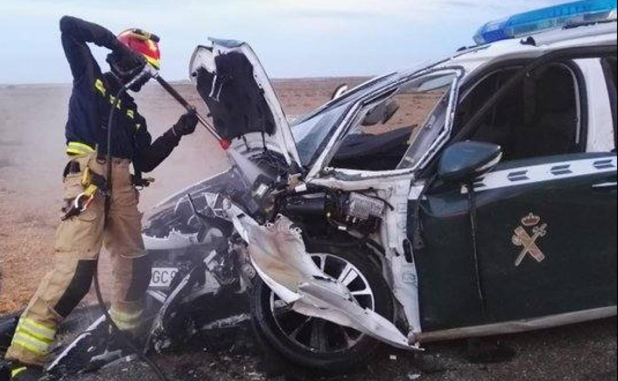 Estado en el que quedó el coche de la Guardia Civil.