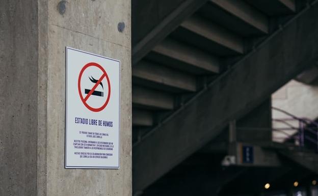 Cartel que anuncia la prohibición de fumar en el estadio Zorilla. 