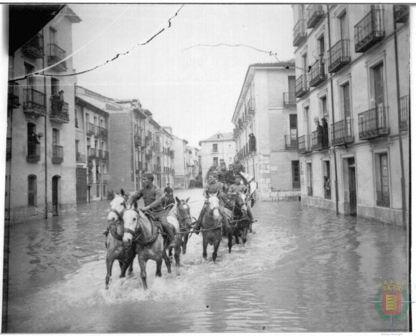 28 de marzo de 1924. Militares a caballo en la calle Marqués del Duero.