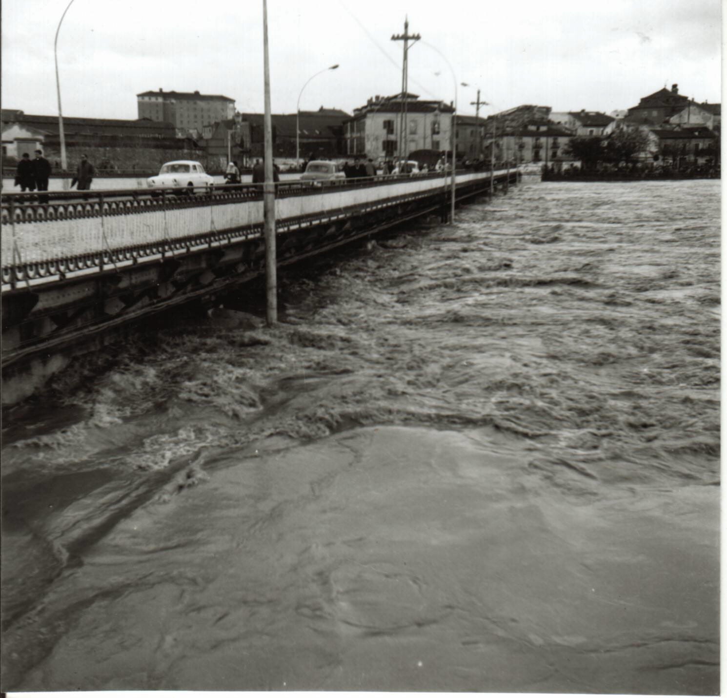 3 de enero de 1962. El Puente Mayor soporta la crecida del Pisuerga.