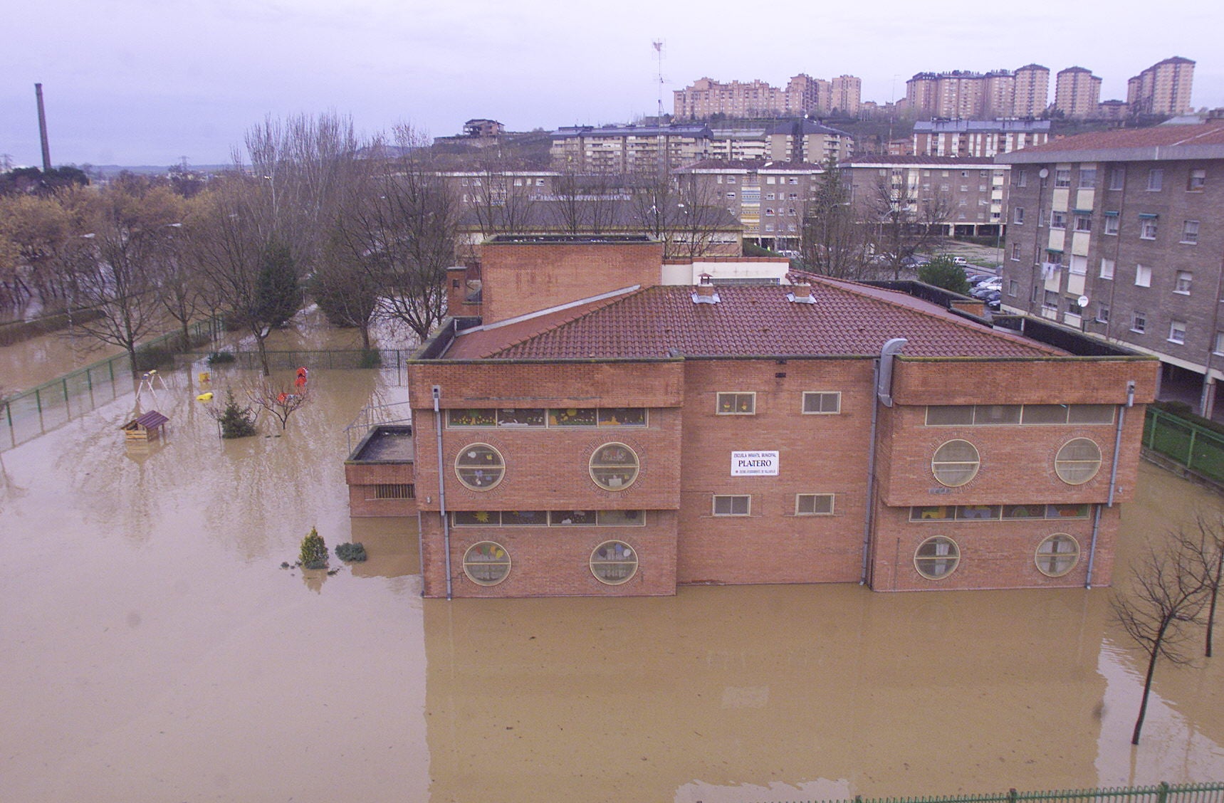 6 de marzo de 2001. Panorámica del patio de la escuela municipal Platero, en el barrio Arturo Eyries, totalmente anegado por el agua.