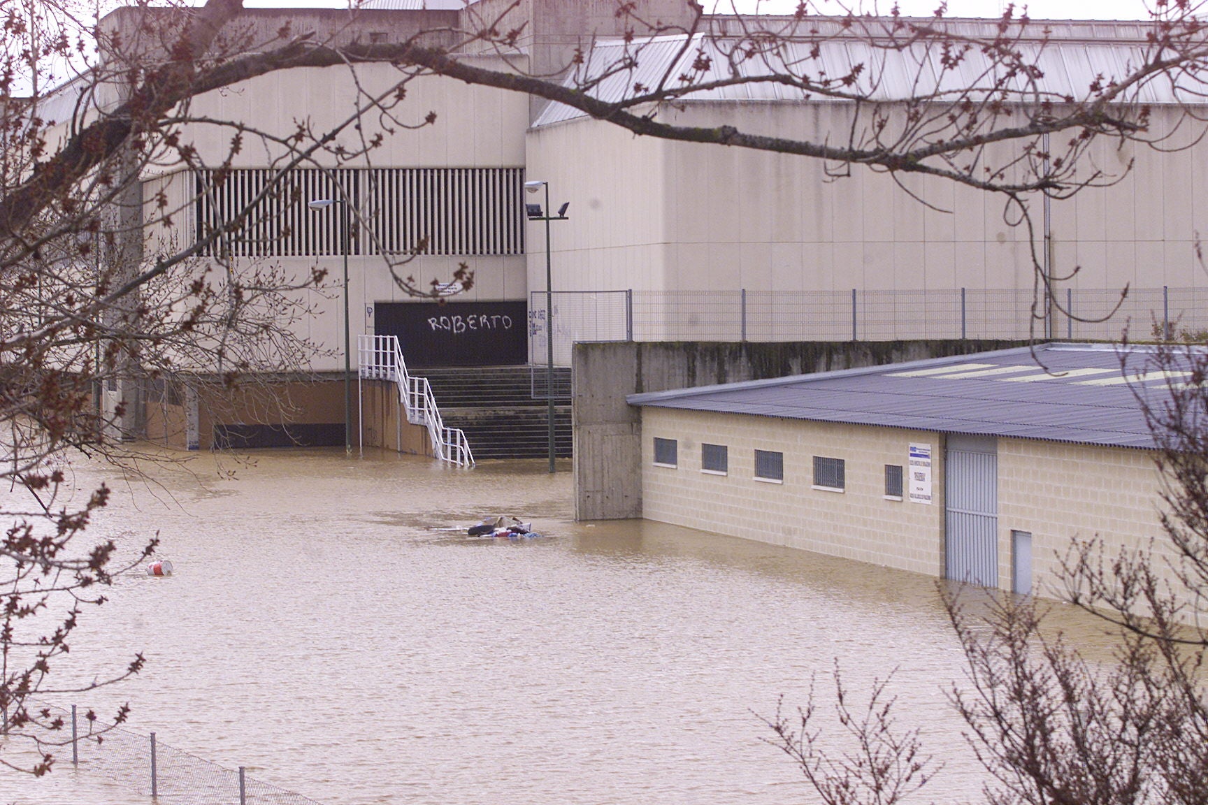 6 de marzo de 2001. Imagen de las instalaciones del polideportivo Pisuerga anegadas por el agua.