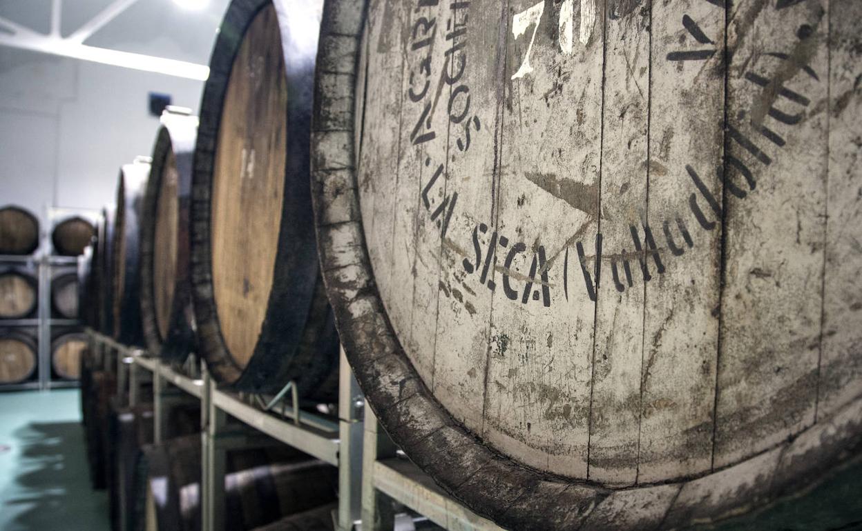 Barricas en las que envejece el vino 61 Dorado en Rama de Cuatro Rayas en la bodega de La Seca. 