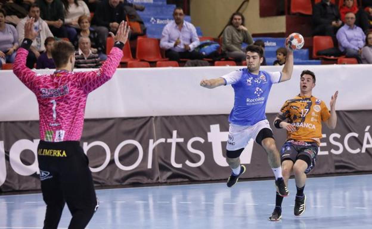 Manu, que tendrá que multiplicarse para suplir la baja de su compañero Serrano, se dispone a anotar ante el Ademar la temporada pasada. 