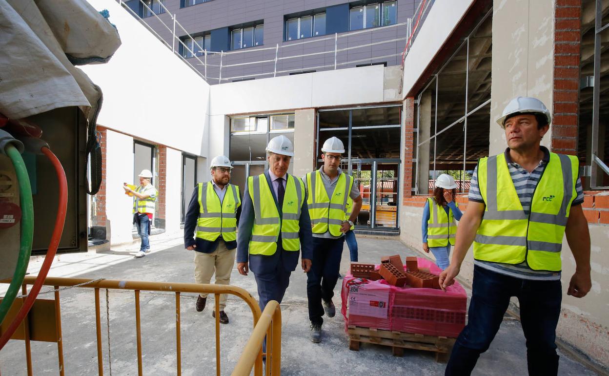 El alcalde de Salamanca, Carlos García Carbayo, visita las obras de construcción del Centro de Convivencia Victoria Adrados. 