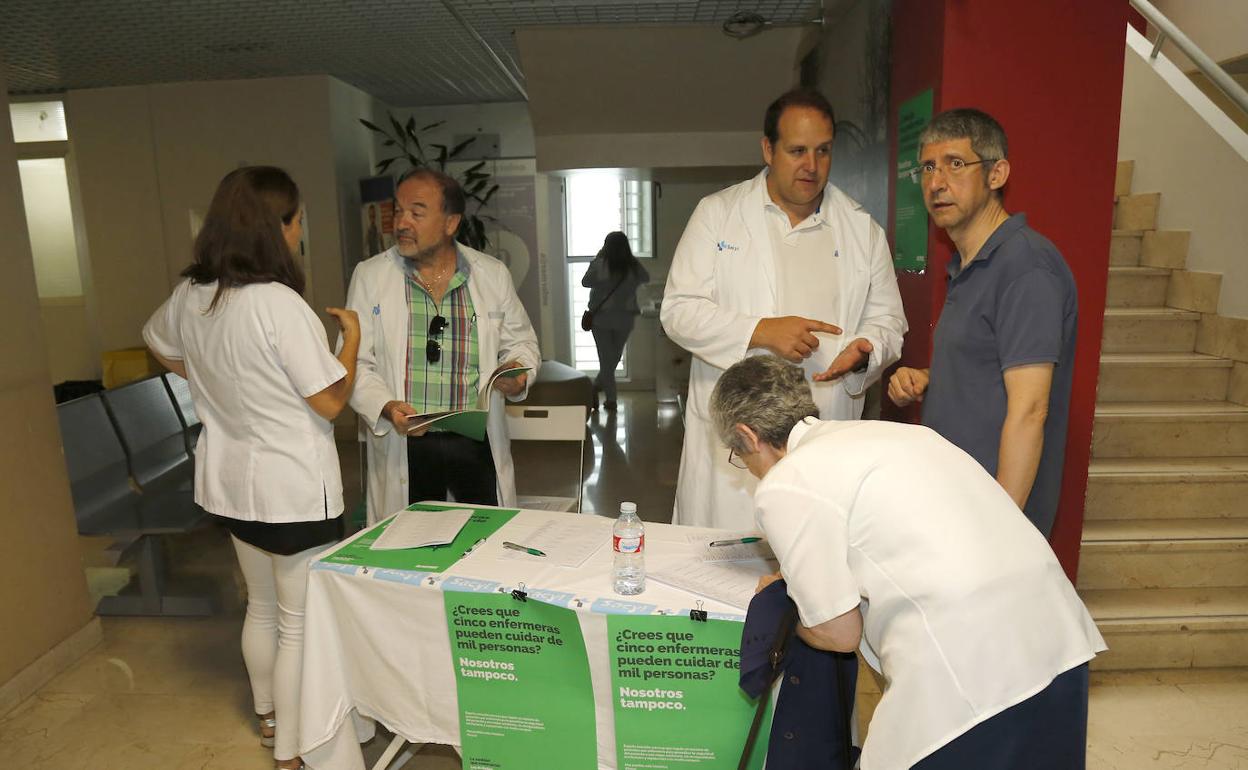 El sindicato Satse recoge firmas en el Hospital Río Carrión. 