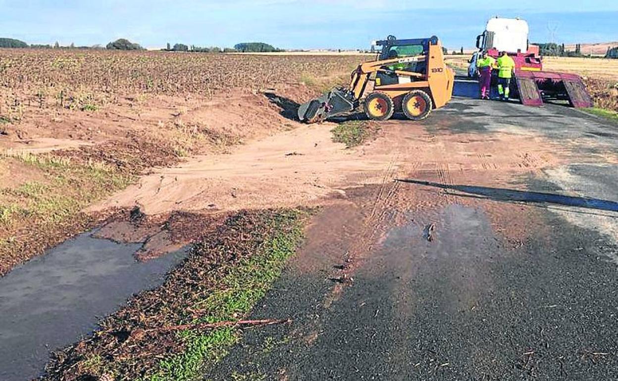 Trabajos en una de las carreteras afectadas. 