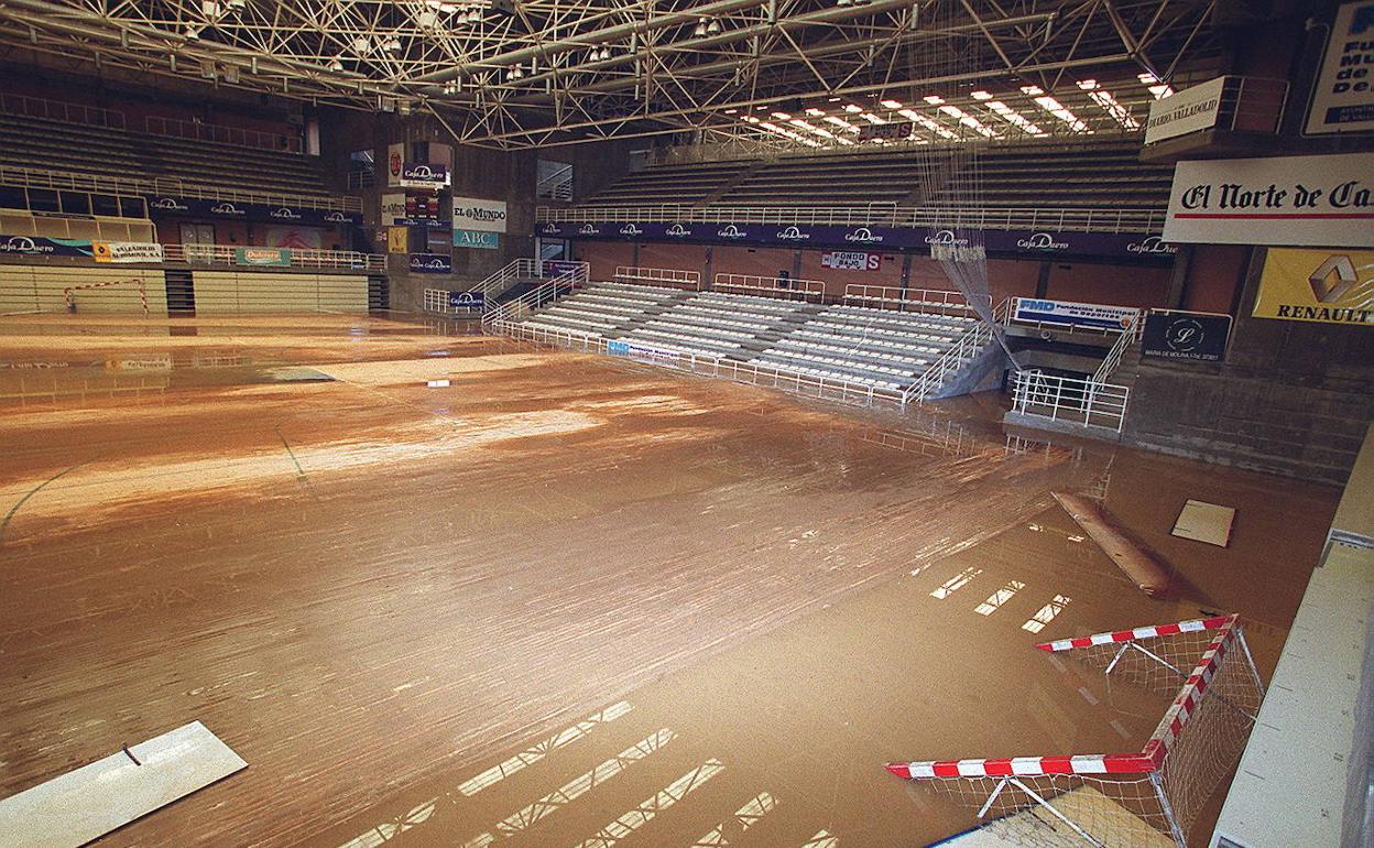 Vista general del polideportivo Pisuerga tras el desbordamiento del río en marzo de 2001. 