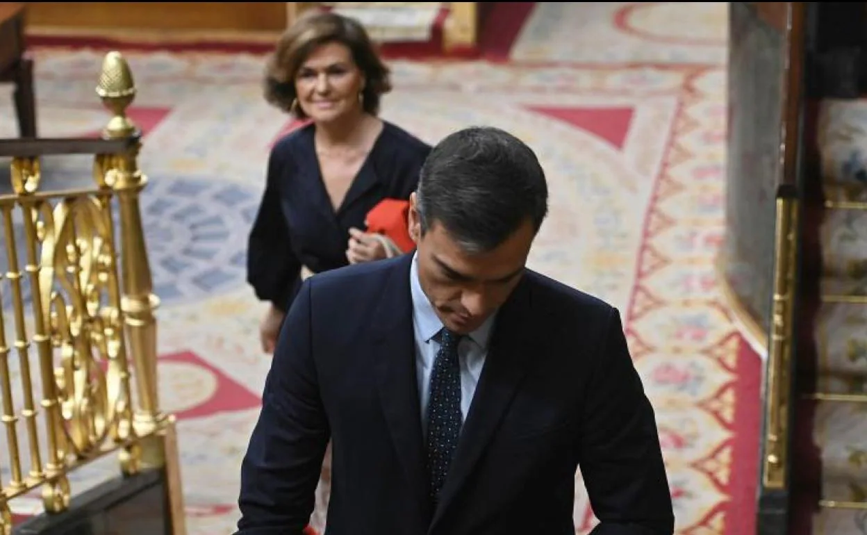 Pedro Sánchez y la vicepresidenta, Carmen Calvo, abandonan el hemiciclo durante la segunda y última sesión de control este miércoles en el Congreso.