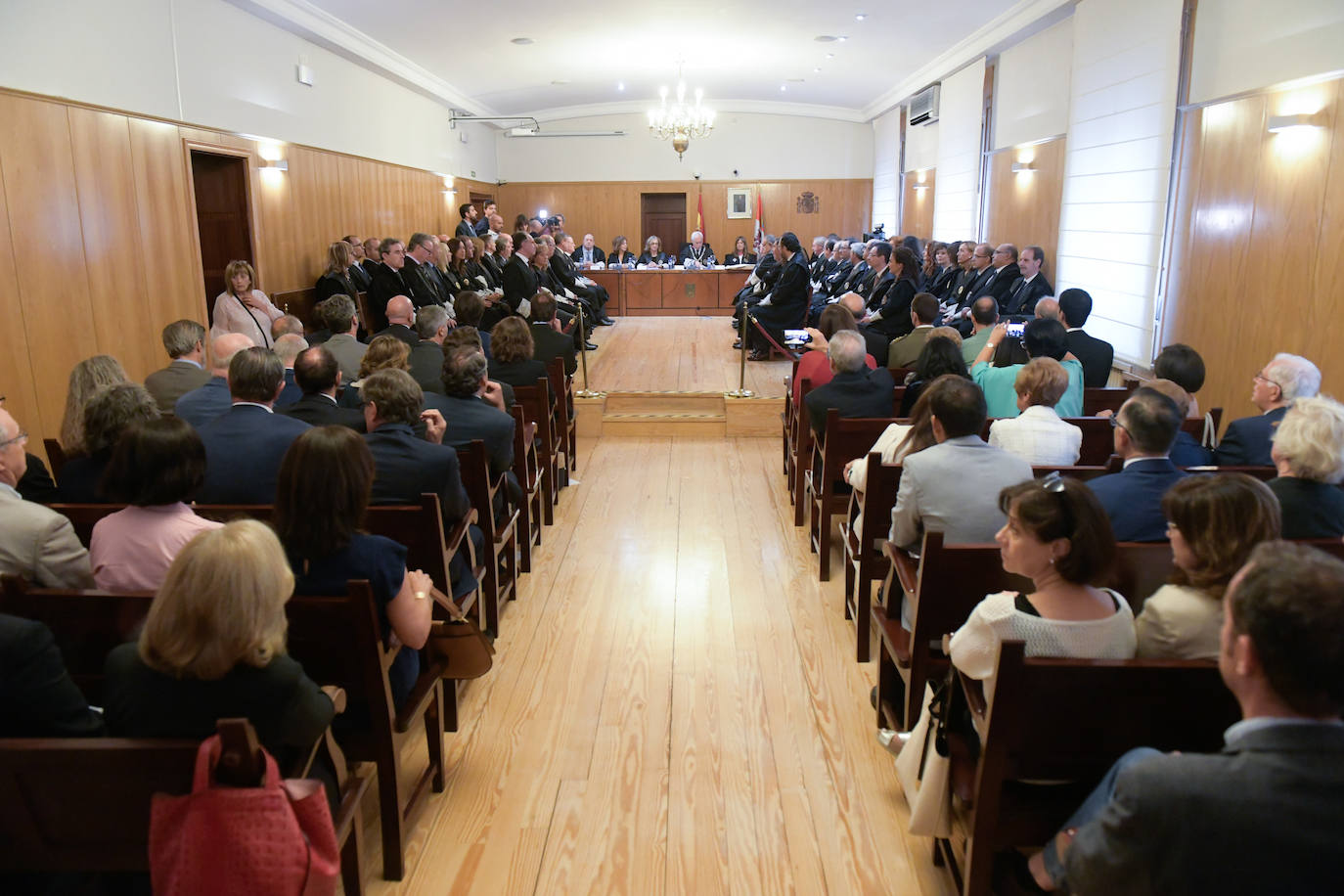 El nuevo presidente de la Audiencia Provincial de Valladolid, Javier Carranza, ha tomado posesión de su cargo este viernes mediante el juramento ante la Sala de Gobierno del Tribunal Superior de Justicia de Castilla y León