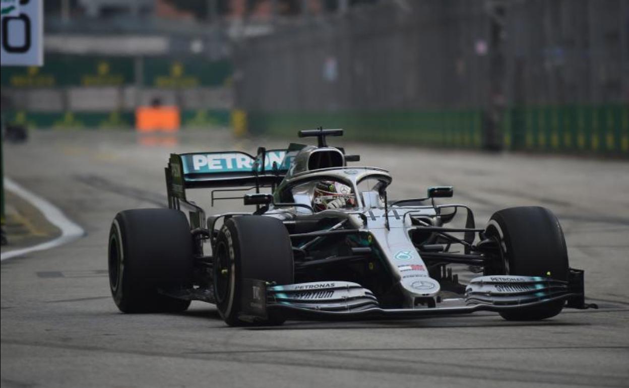 El Mercedes de Lewis Hamilton, durante los libres en Singapur. 