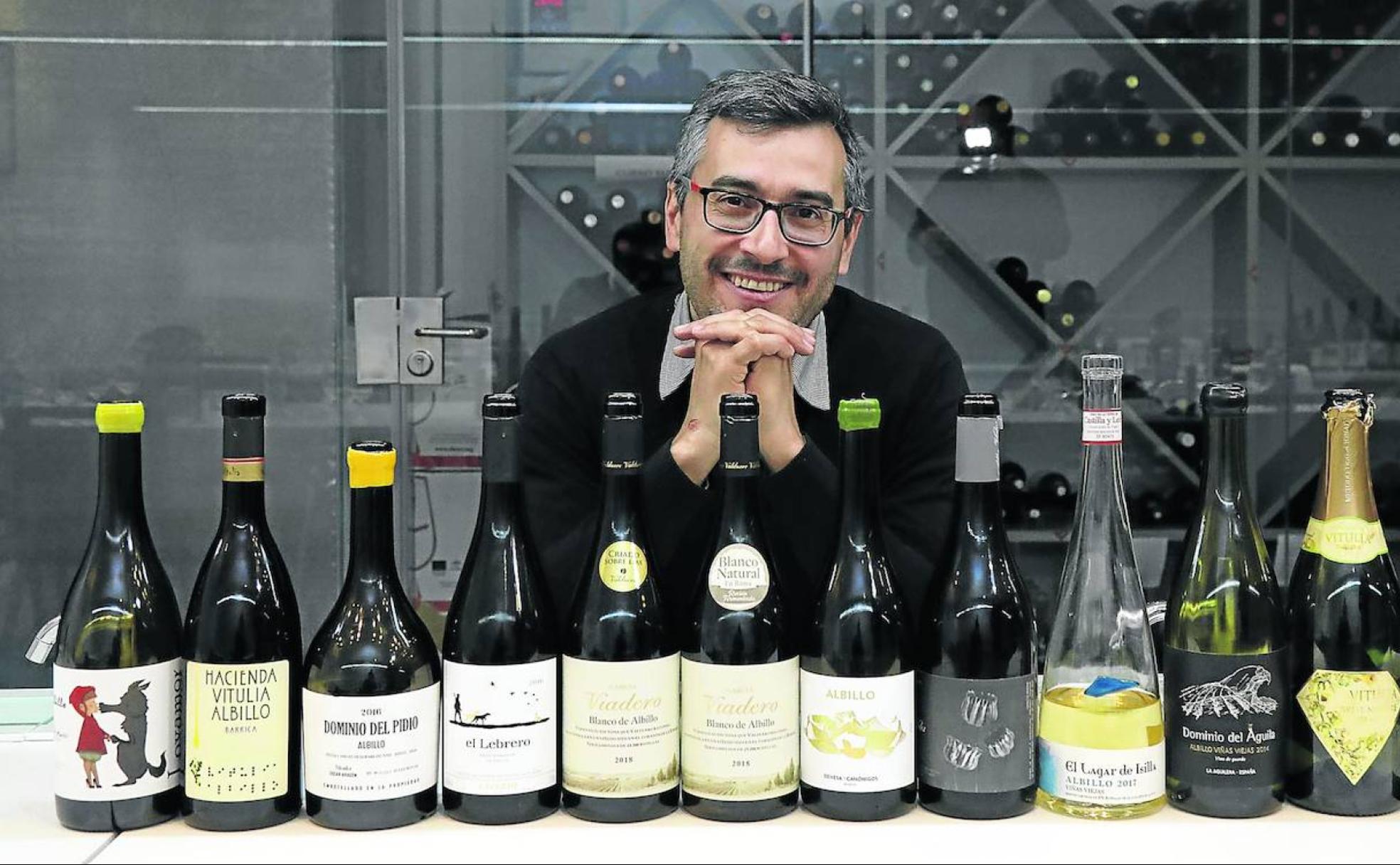 El sumiller Rubén Arranz posa con las botellas de vinos blancos. 