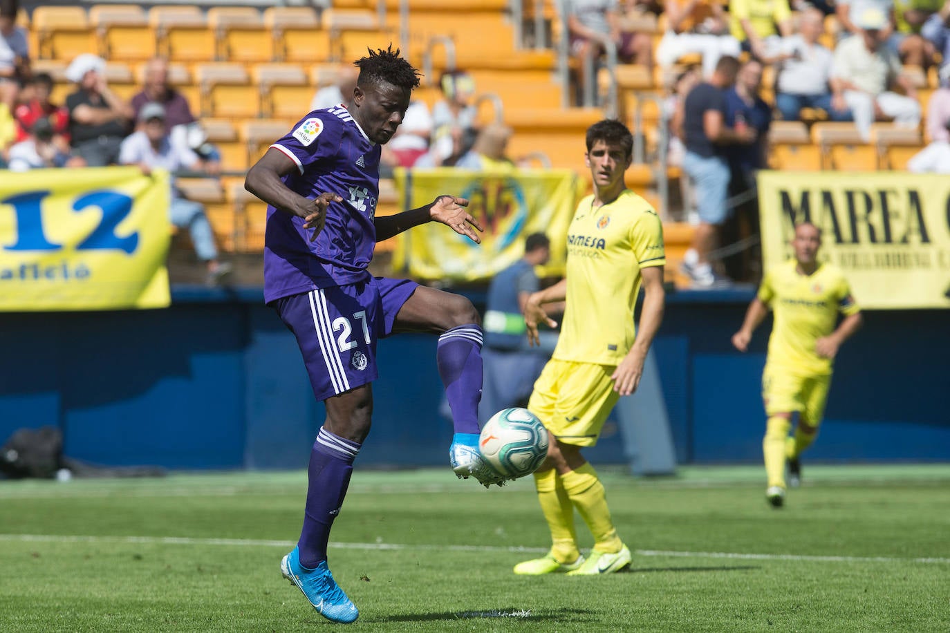 El Villarreal se llevó los tres puntos en juego (2-0) ante el Real Valladolid en La Cerámica en un duelo en el que la mayor ambición local, especialmente en la segunda parte, le dio sus frutos ante un rival que estuvo bien en defensa pero al que le faltó algo más en ataque.