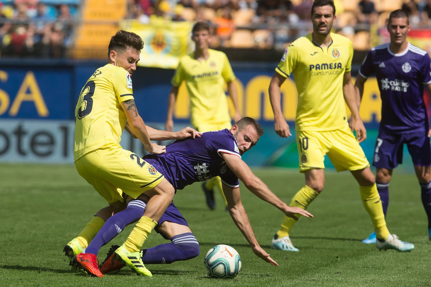 El Villarreal se llevó los tres puntos en juego (2-0) ante el Real Valladolid en La Cerámica en un duelo en el que la mayor ambición local, especialmente en la segunda parte, le dio sus frutos ante un rival que estuvo bien en defensa pero al que le faltó algo más en ataque.