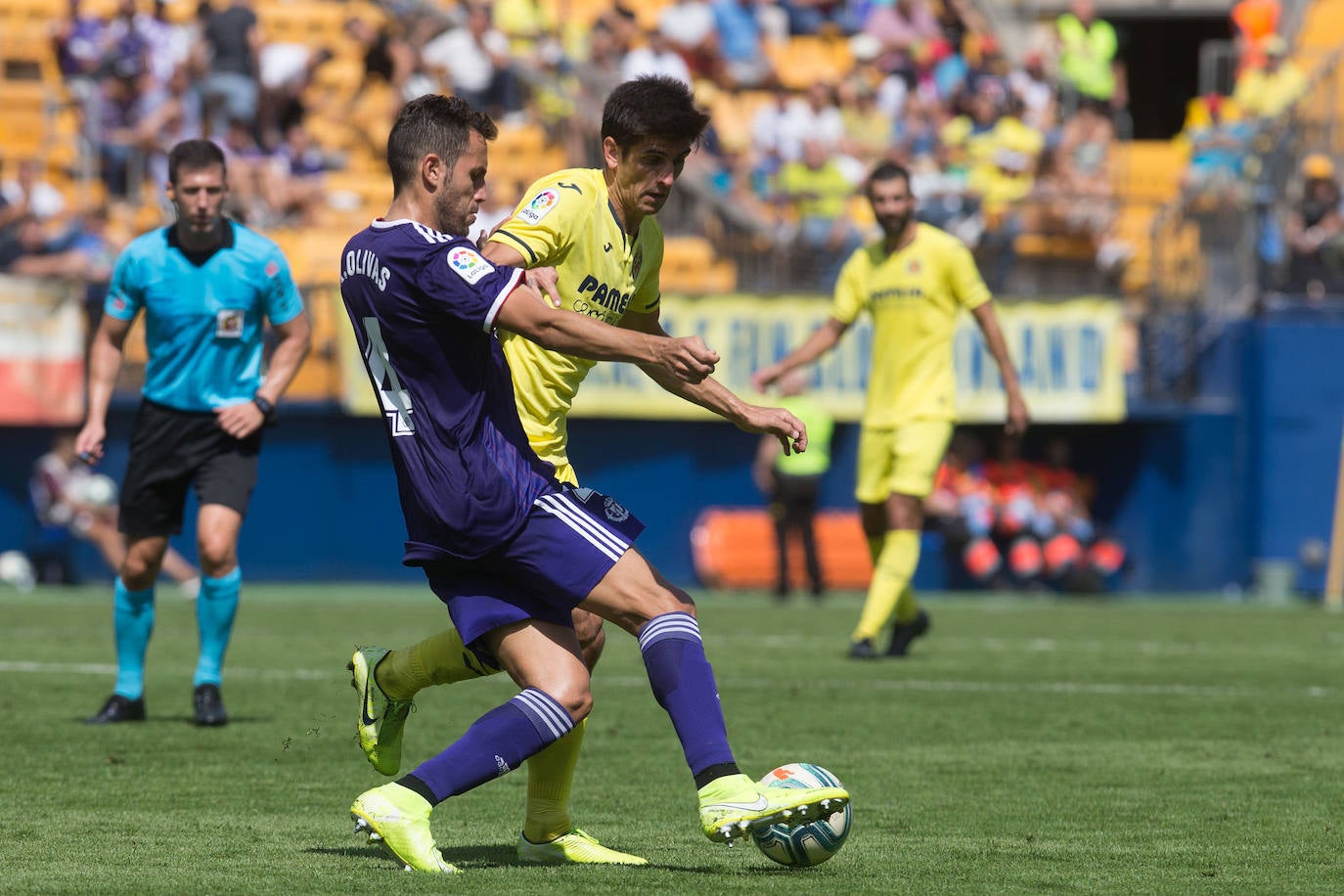 El Villarreal se llevó los tres puntos en juego (2-0) ante el Real Valladolid en La Cerámica en un duelo en el que la mayor ambición local, especialmente en la segunda parte, le dio sus frutos ante un rival que estuvo bien en defensa pero al que le faltó algo más en ataque.