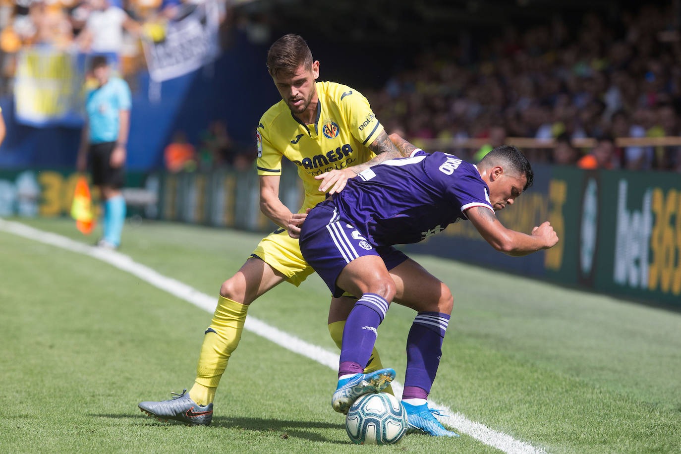 El Villarreal se llevó los tres puntos en juego (2-0) ante el Real Valladolid en La Cerámica en un duelo en el que la mayor ambición local, especialmente en la segunda parte, le dio sus frutos ante un rival que estuvo bien en defensa pero al que le faltó algo más en ataque.