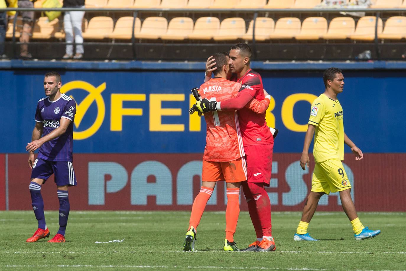 El Villarreal se llevó los tres puntos en juego (2-0) ante el Real Valladolid en La Cerámica en un duelo en el que la mayor ambición local, especialmente en la segunda parte, le dio sus frutos ante un rival que estuvo bien en defensa pero al que le faltó algo más en ataque.