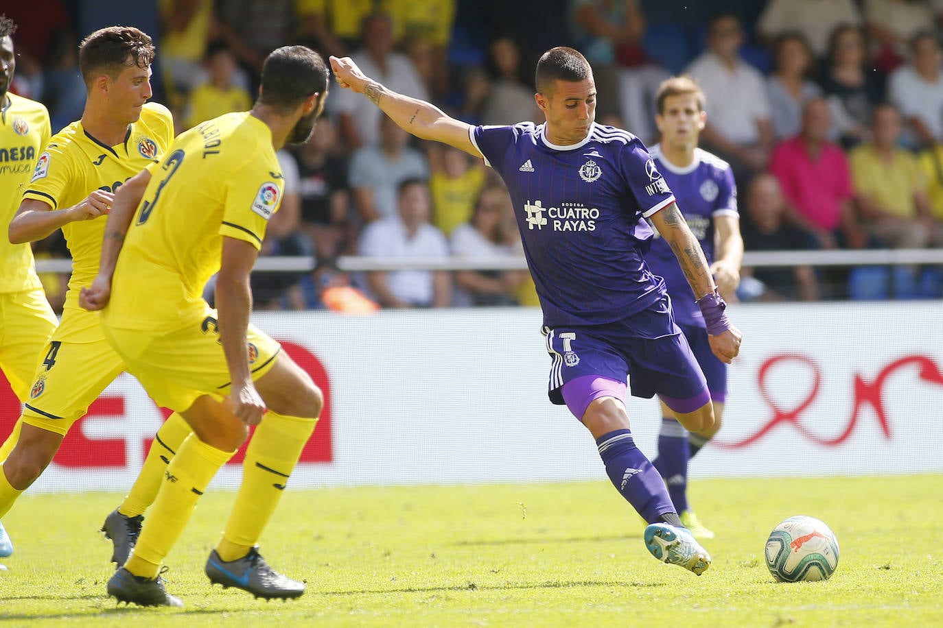 El Villarreal se llevó los tres puntos en juego (2-0) ante el Real Valladolid en La Cerámica en un duelo en el que la mayor ambición local, especialmente en la segunda parte, le dio sus frutos ante un rival que estuvo bien en defensa pero al que le faltó algo más en ataque.