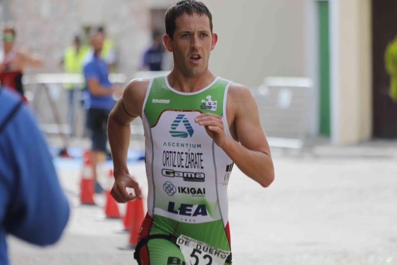 Fotos: Un centenar de atletas desafían a la lluvia en Valbuena (1/2)