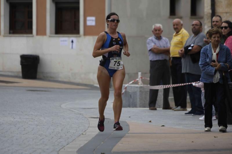 Fotos: Un centenar de atletas desafían a la lluvia en Valbuena (1/2)