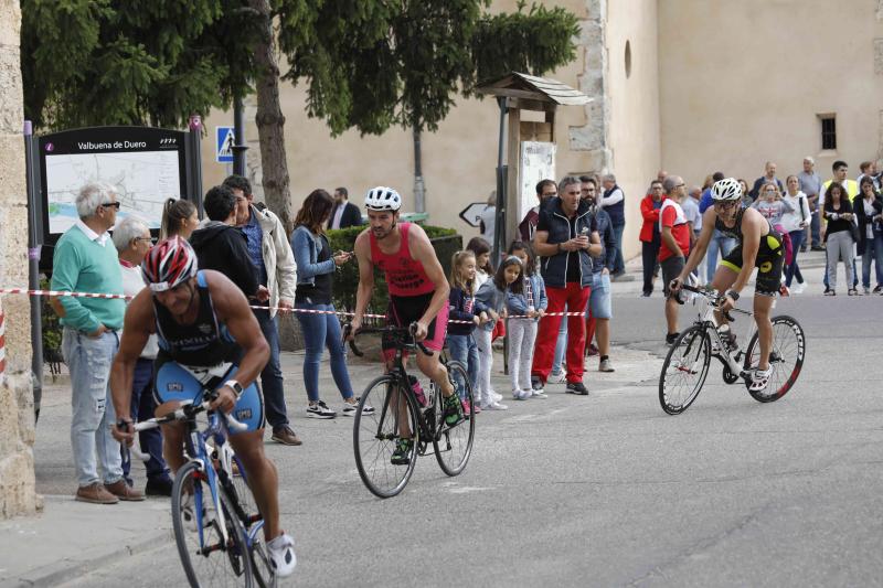 Fotos: Un centenar de atletas desafían a la lluvia en Valbuena (1/2)
