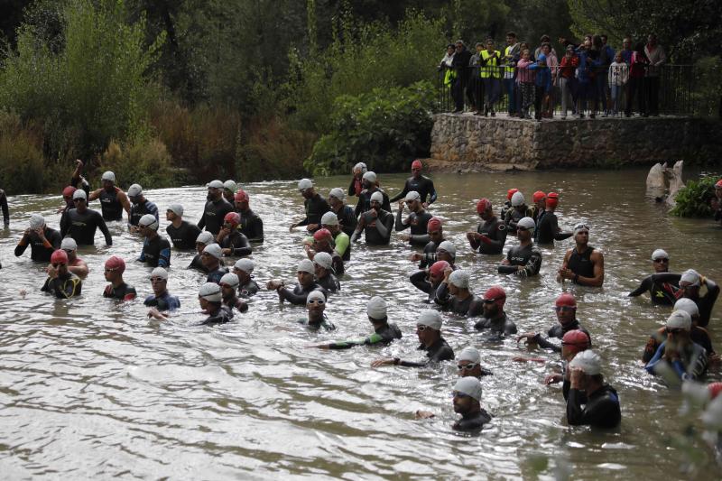 Fotos: Un centenar de atletas desafían a la lluvia en Valbuena (1/2)