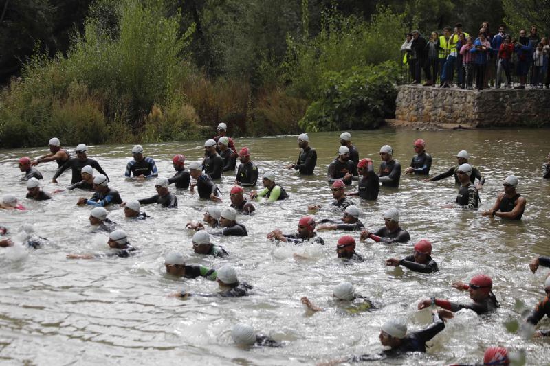 Fotos: Un centenar de atletas desafían a la lluvia en Valbuena (1/2)