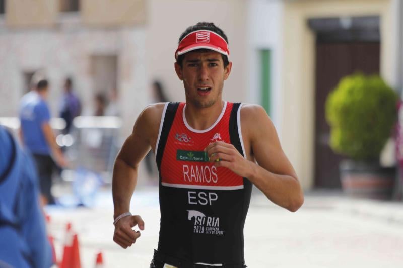Fotos: Un centenar de atletas desafían a la lluvia en Valbuena (1/2)