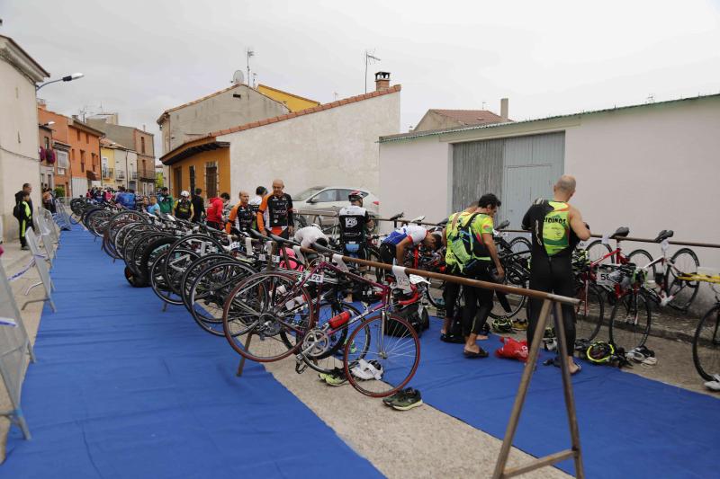Fotos: Un centenar de atletas desafían a la lluvia en Valbuena de Duero (1/2)