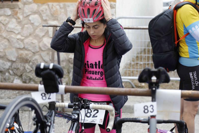 Fotos: Un centenar de atletas desafían a la lluvia en Valbuena de Duero (1/2)