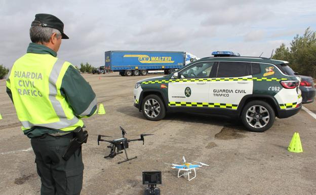 Imagen principal - Así es el DJI Matrice 200, el dron de la DGT que multa desde el aire