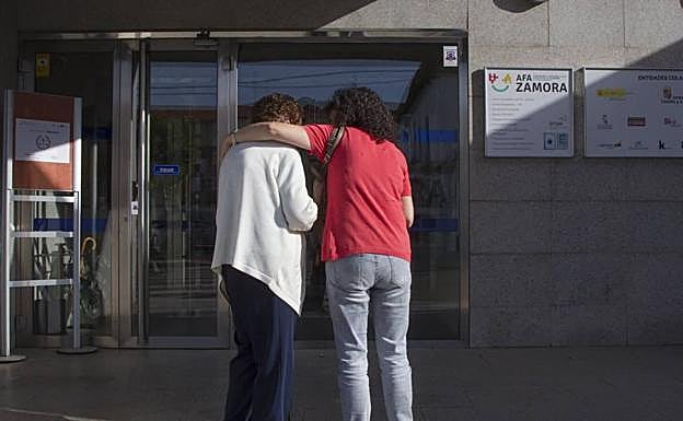 María José Salvador, junto a su madre, a la entrada del Centro Terapéutico de Zamora. 