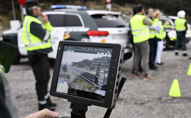 Imagen principal - Monitorización y preparación de los drones usados este viernes en Segovia. 