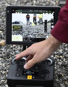 Imagen secundaria 2 - Monitorización y preparación de los drones usados este viernes en Segovia. 