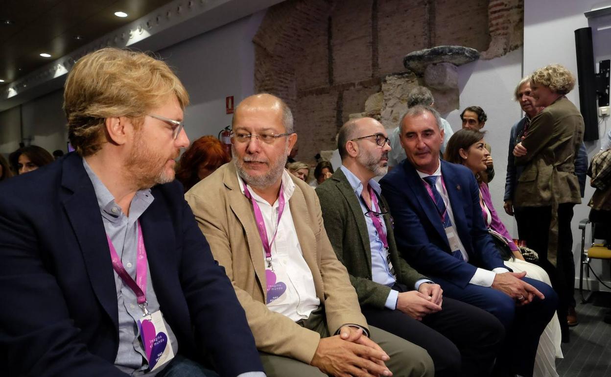 El vicepresidente de la Junta, Francisco Igea (segundo por la izquierda), este sábado en el Hay Festival de Segovia. 