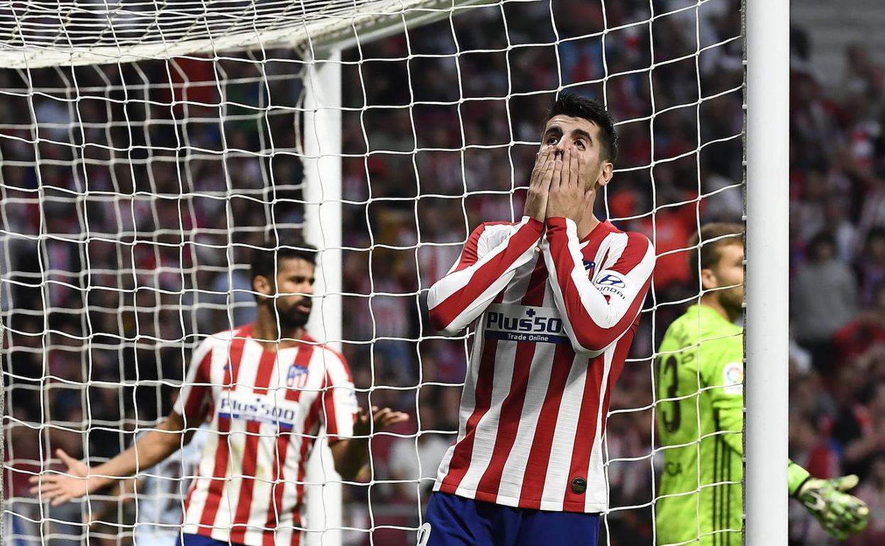 Álvaro Morata y Diego Costa se lamentan de una ocasión fallada. 