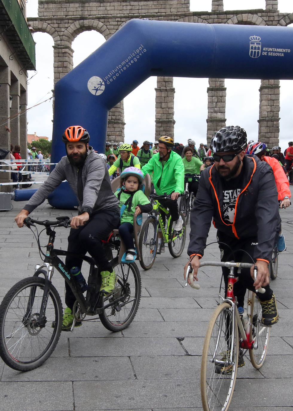 Fotos: Marcha ciclista organizada por la Asociacion contra el Alzheimer de Segovia