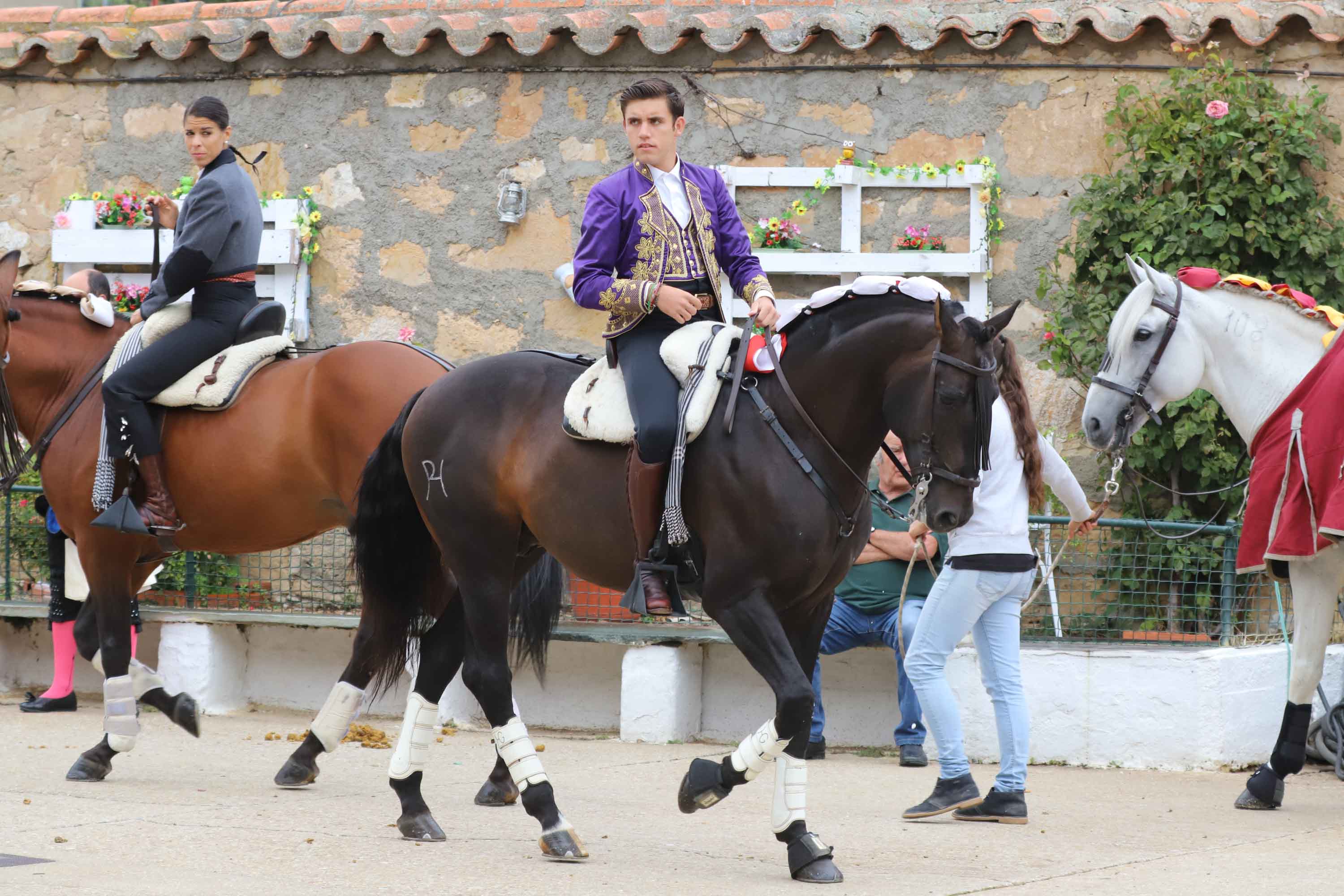 Lea Vicens y Guillermo Hermoso de Mendoza abrieron la puerta grande de La Glorieta tras cortar dos orejas cada uno en el sexto y último festejo de la Feria de Salamanca en el que Pablo Hermoso de Mendoza con toros de Herederos de Sánchez y Sánchez se fue de vacío