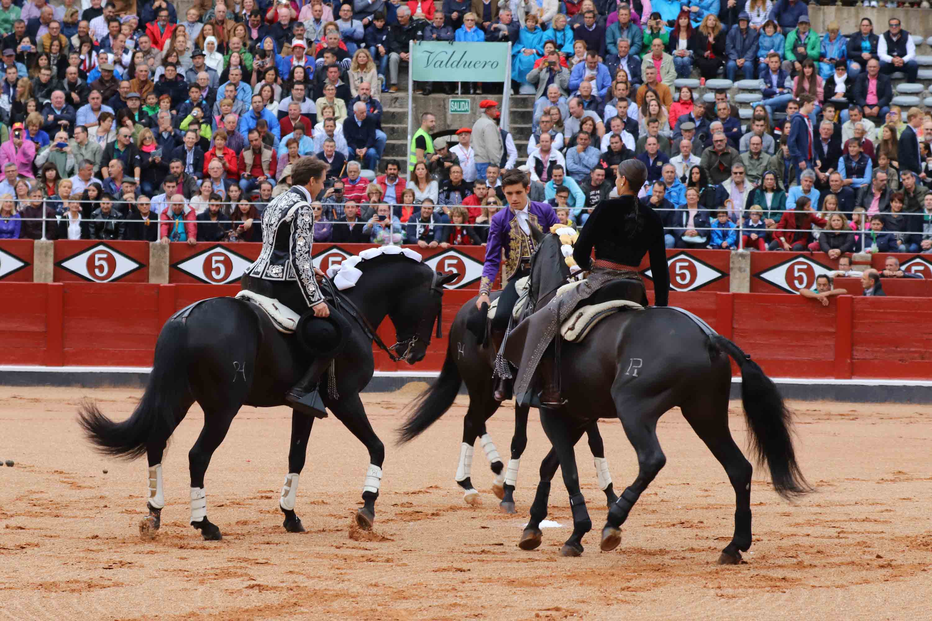 Lea Vicens y Guillermo Hermoso de Mendoza abrieron la puerta grande de La Glorieta tras cortar dos orejas cada uno en el sexto y último festejo de la Feria de Salamanca en el que Pablo Hermoso de Mendoza con toros de Herederos de Sánchez y Sánchez se fue de vacío