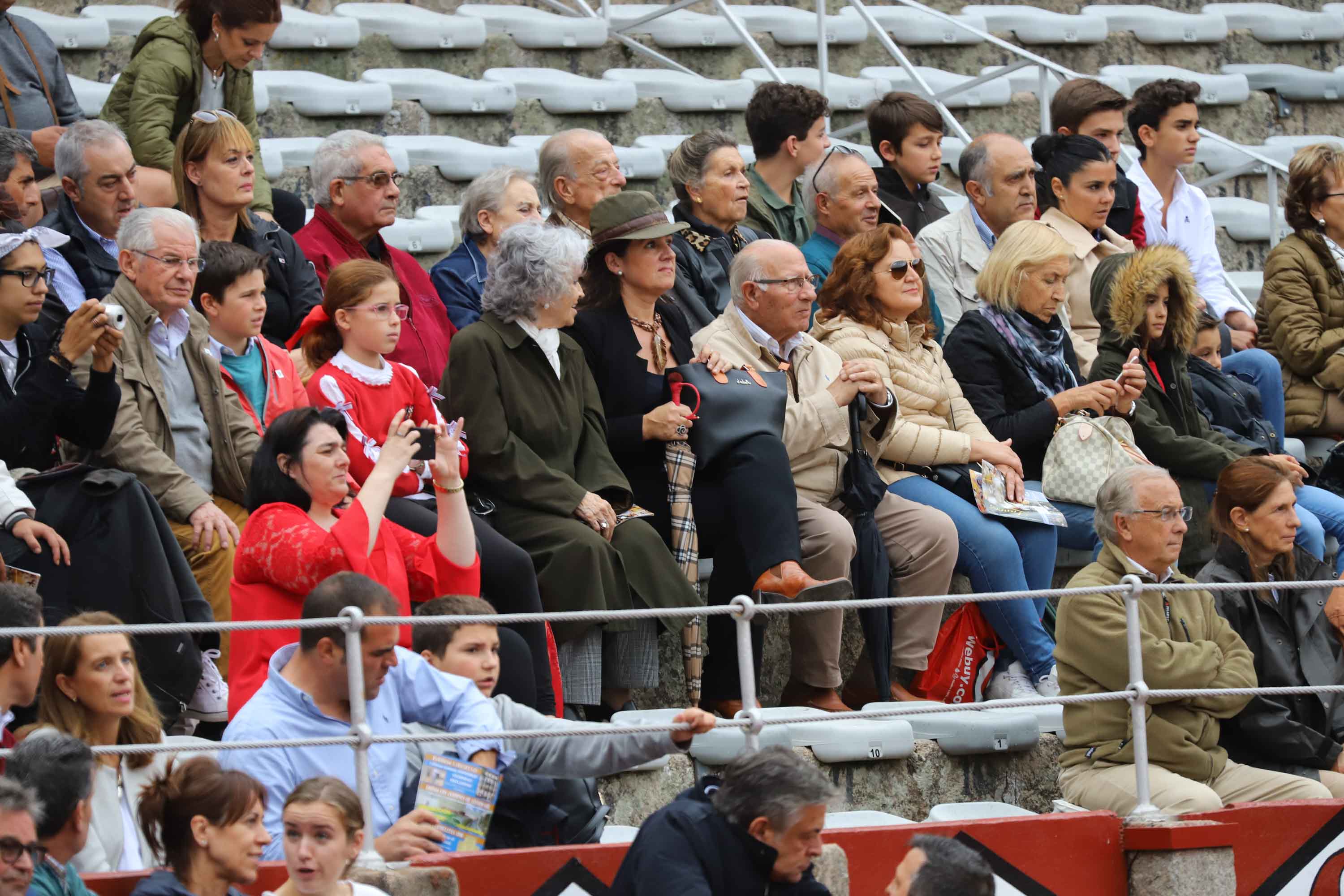 Lea Vicens y Guillermo Hermoso de Mendoza abrieron la puerta grande de La Glorieta tras cortar dos orejas cada uno en el sexto y último festejo de la Feria de Salamanca en el que Pablo Hermoso de Mendoza con toros de Herederos de Sánchez y Sánchez se fue de vacío