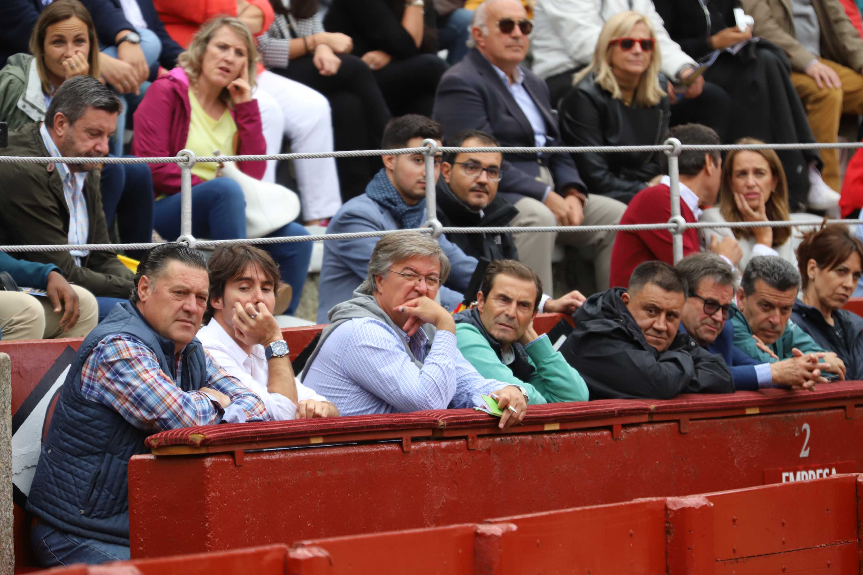 Lea Vicens y Guillermo Hermoso de Mendoza abrieron la puerta grande de La Glorieta tras cortar dos orejas cada uno en el sexto y último festejo de la Feria de Salamanca en el que Pablo Hermoso de Mendoza con toros de Herederos de Sánchez y Sánchez se fue de vacío