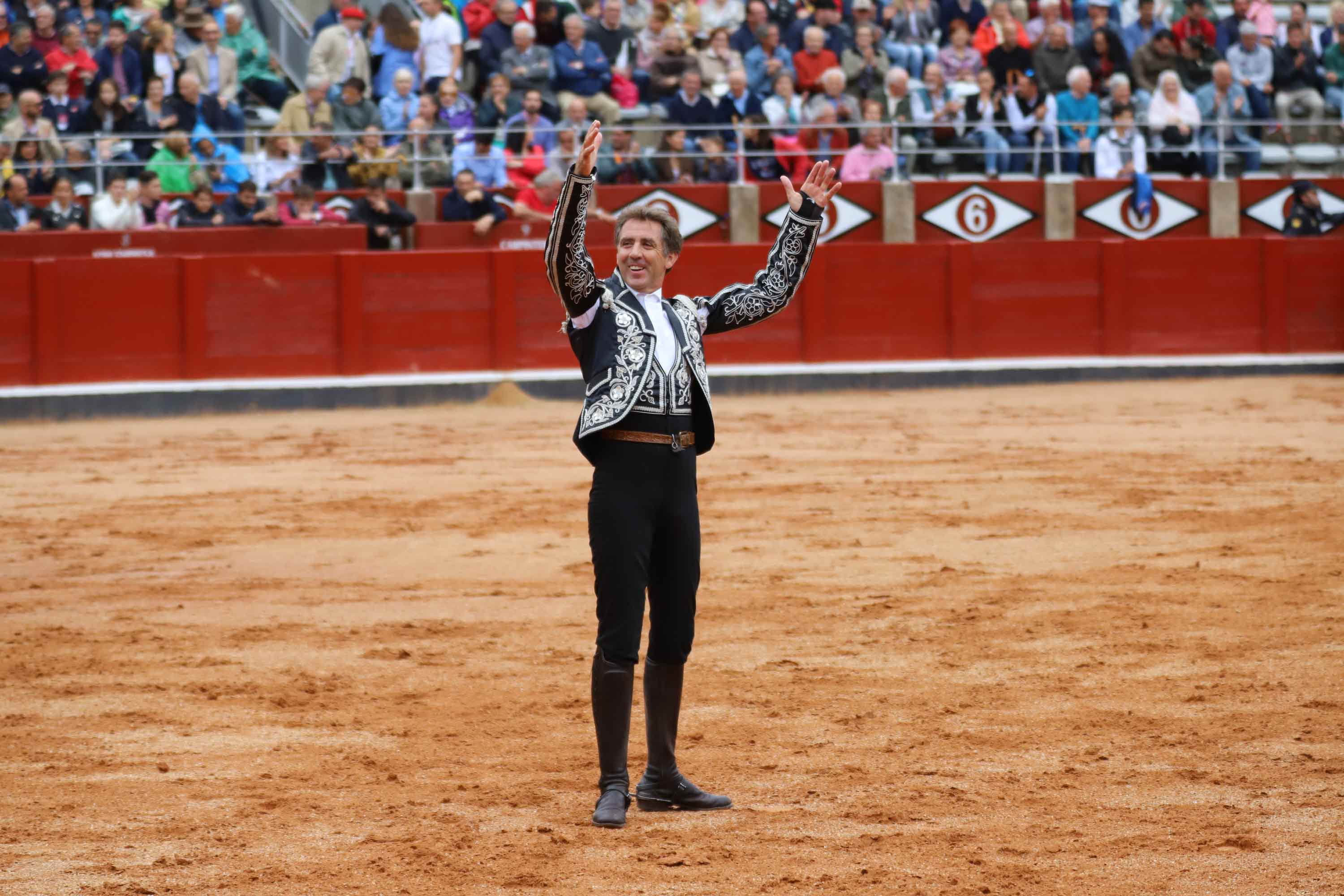 Lea Vicens y Guillermo Hermoso de Mendoza abrieron la puerta grande de La Glorieta tras cortar dos orejas cada uno en el sexto y último festejo de la Feria de Salamanca en el que Pablo Hermoso de Mendoza con toros de Herederos de Sánchez y Sánchez se fue de vacío