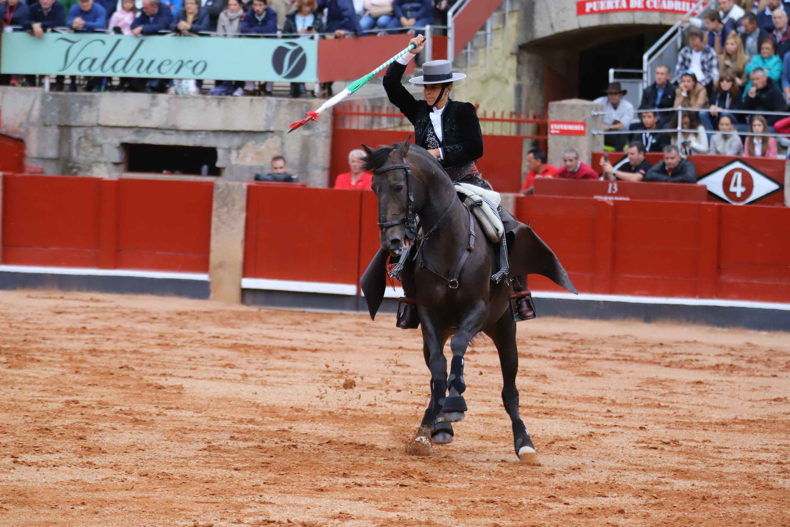 Lea Vicens y Guillermo Hermoso de Mendoza abrieron la puerta grande de La Glorieta tras cortar dos orejas cada uno en el sexto y último festejo de la Feria de Salamanca en el que Pablo Hermoso de Mendoza con toros de Herederos de Sánchez y Sánchez se fue de vacío