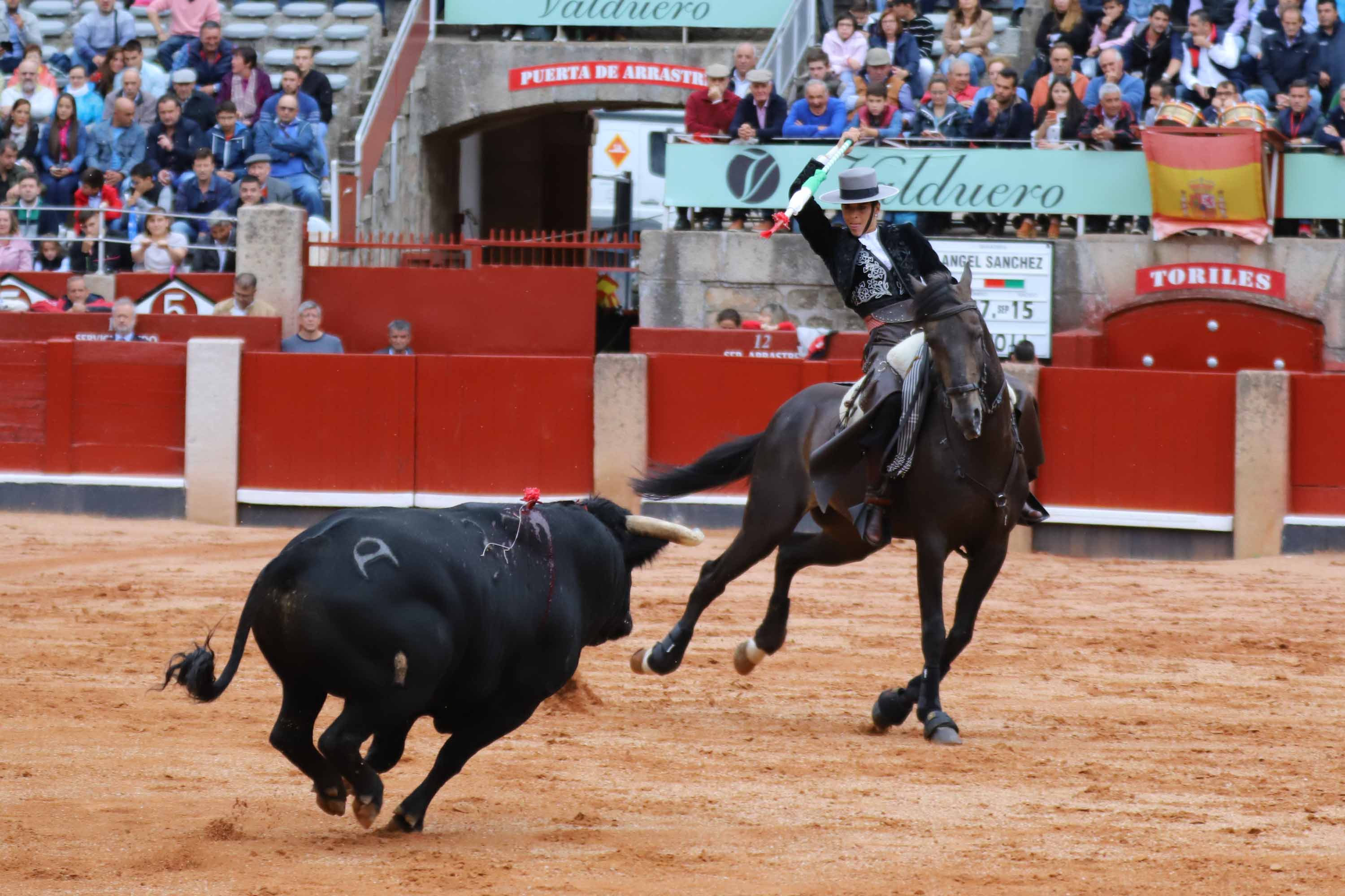 Lea Vicens y Guillermo Hermoso de Mendoza abrieron la puerta grande de La Glorieta tras cortar dos orejas cada uno en el sexto y último festejo de la Feria de Salamanca en el que Pablo Hermoso de Mendoza con toros de Herederos de Sánchez y Sánchez se fue de vacío