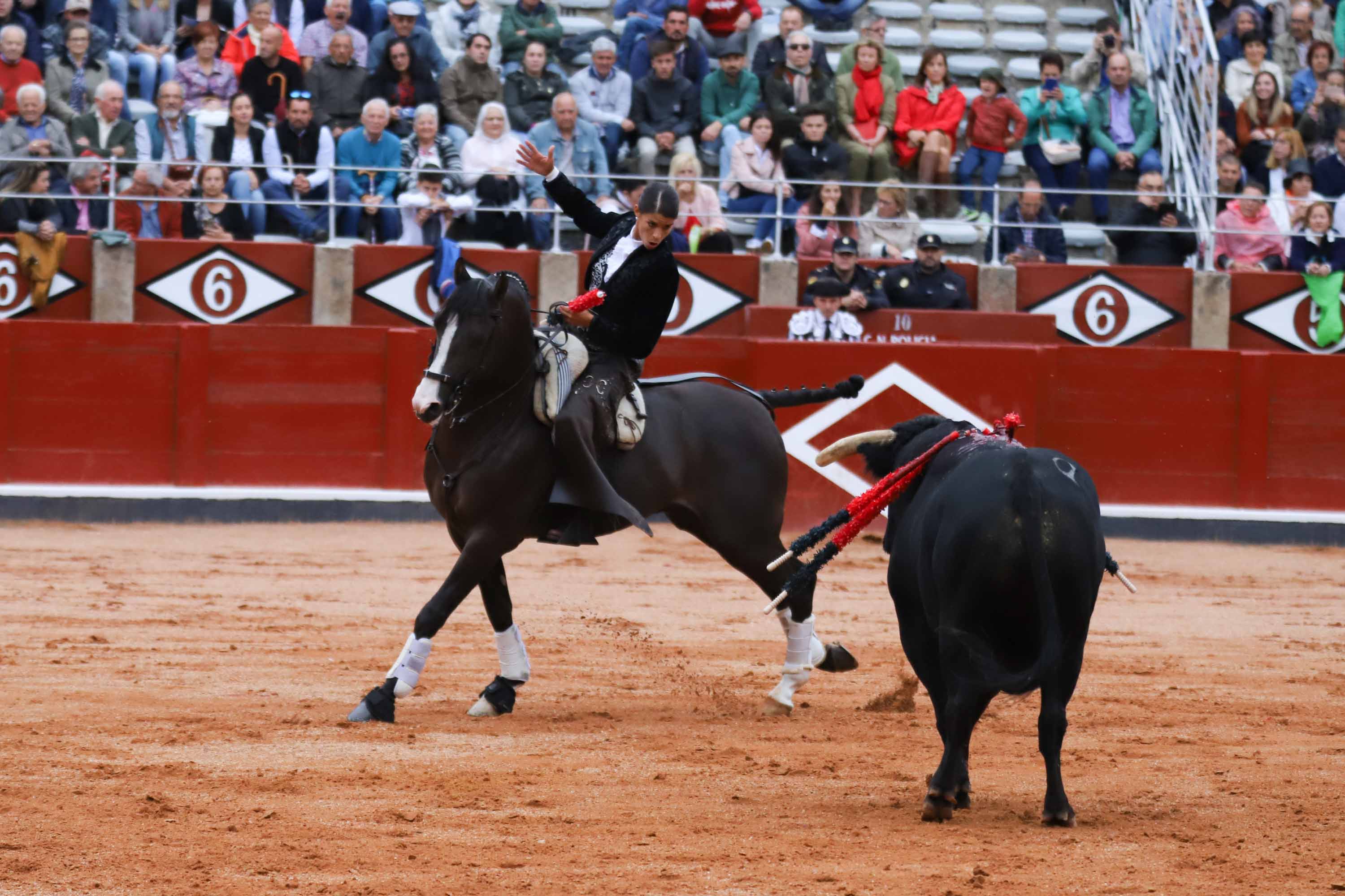 Lea Vicens y Guillermo Hermoso de Mendoza abrieron la puerta grande de La Glorieta tras cortar dos orejas cada uno en el sexto y último festejo de la Feria de Salamanca en el que Pablo Hermoso de Mendoza con toros de Herederos de Sánchez y Sánchez se fue de vacío